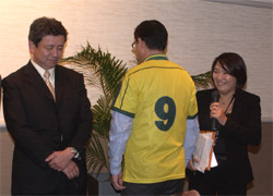 ブラジル代表ユニホームを着た相沢委員長